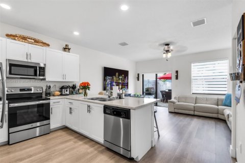 Townhouse in Hialeah, Florida 3 bedrooms, 143.07 sq.m. № 1836470 - photo 7