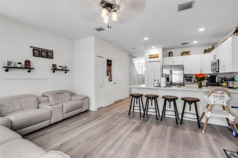 Townhouse in Hialeah, Florida 3 bedrooms, 143.07 sq.m. № 1836470 - photo 11