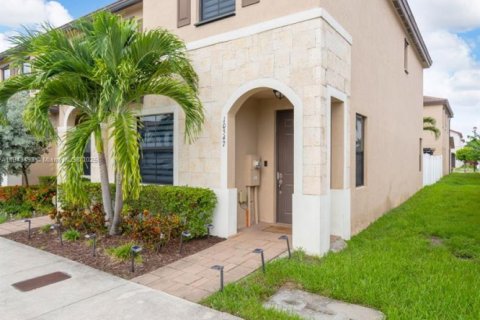 Townhouse in Hialeah, Florida 3 bedrooms, 143.07 sq.m. № 1836470 - photo 1