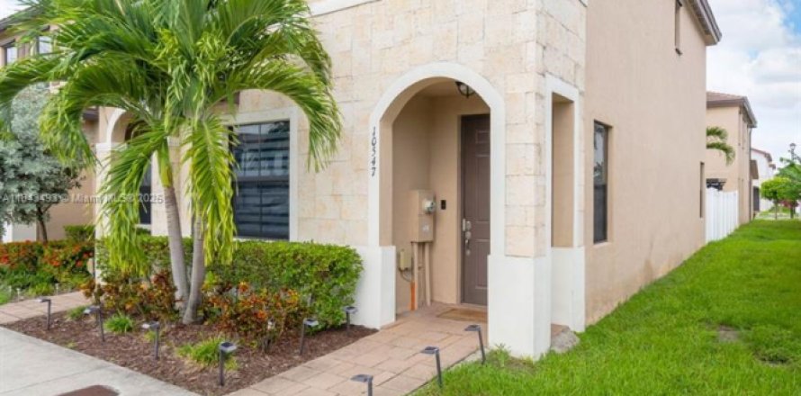 Townhouse in Hialeah, Florida 3 bedrooms, 143.07 sq.m. № 1836470