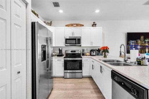 Townhouse in Hialeah, Florida 3 bedrooms, 143.07 sq.m. № 1836470 - photo 8