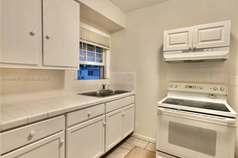 Снять в аренду квартиру в Майами-Бич, Флорида 1 спальня, 70.61м2, № 2028340 - фото 2