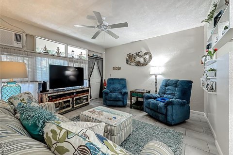 Condo in Saint Petersburg, Florida, 1 bedroom  № 2095647 - photo 22