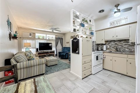Condo in Saint Petersburg, Florida, 1 bedroom  № 2095647 - photo 8