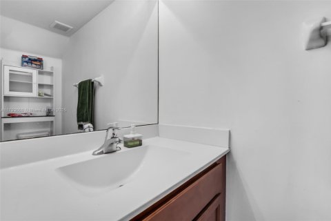 Casa en venta en Hialeah, Florida, 3 dormitorios, 143.53 m2 № 1708918 - foto 14