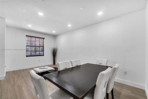Casa en venta en Hialeah, Florida, 3 dormitorios, 143.53 m2 № 1708918 - foto 8