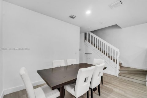 Casa en venta en Hialeah, Florida, 3 dormitorios, 143.53 m2 № 1708918 - foto 7