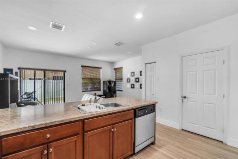 Casa en venta en Hialeah, Florida, 3 dormitorios, 143.53 m2 № 1708918 - foto 11
