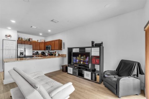 Casa en venta en Hialeah, Florida, 3 dormitorios, 143.53 m2 № 1708918 - foto 12