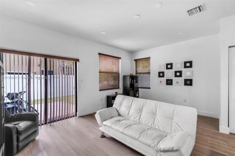Casa en venta en Hialeah, Florida, 3 dormitorios, 143.53 m2 № 1708918 - foto 13