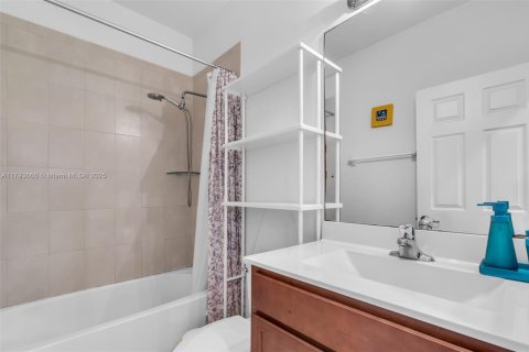 Casa en venta en Hialeah, Florida, 3 dormitorios, 143.53 m2 № 1708918 - foto 21