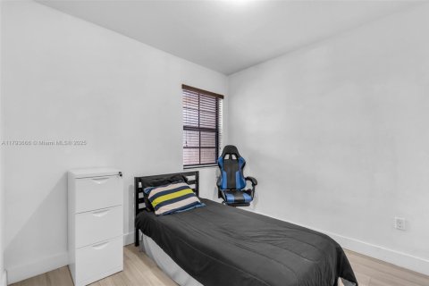 Casa en venta en Hialeah, Florida, 3 dormitorios, 143.53 m2 № 1708918 - foto 18