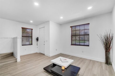 Casa en venta en Hialeah, Florida, 3 dormitorios, 143.53 m2 № 1708918 - foto 6