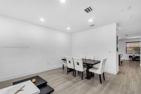 Casa en venta en Hialeah, Florida, 3 dormitorios, 143.53 m2 № 1708918 - foto 4