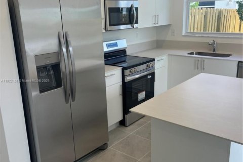 Casa en alquiler en Homestead, Florida, 3 dormitorios, 123.93 m2 № 1976006 - foto 1