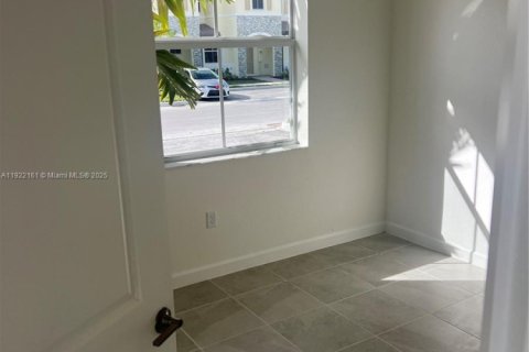 Casa en alquiler en Homestead, Florida, 3 dormitorios, 123.93 m2 № 1976006 - foto 3