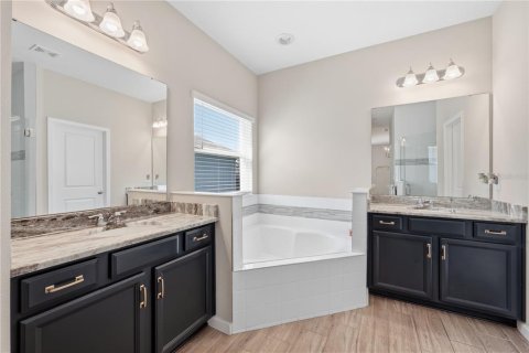 House in Howey-in-the-Hills, Florida 4 bedrooms, 233.56 sq.m. № 2203329 - photo 24