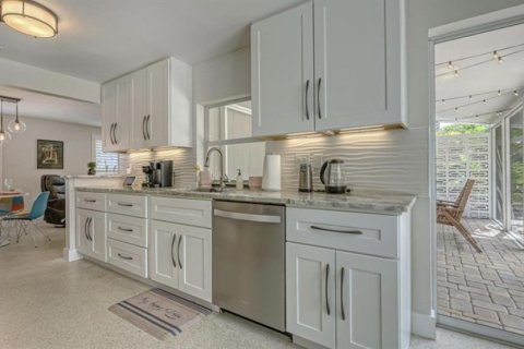 House in Sarasota, Florida 3 bedrooms, 145.11 sq.m. № 2093772 - photo 9