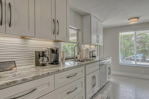 House in Sarasota, Florida 3 bedrooms, 145.11 sq.m. № 2093772 - photo 6