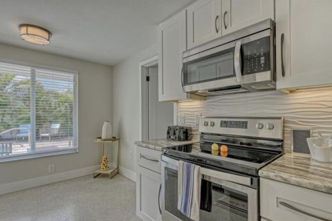 House in Sarasota, Florida 3 bedrooms, 145.11 sq.m. № 2093772 - photo 8