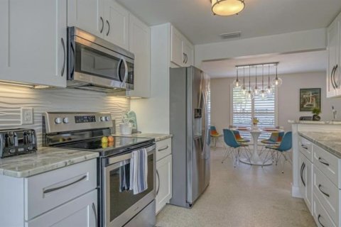 House in Sarasota, Florida 3 bedrooms, 145.11 sq.m. № 2093772 - photo 7