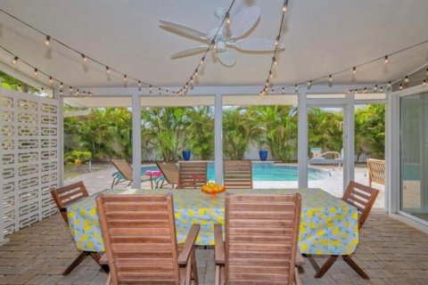 House in Sarasota, Florida 3 bedrooms, 145.11 sq.m. № 2093772 - photo 13