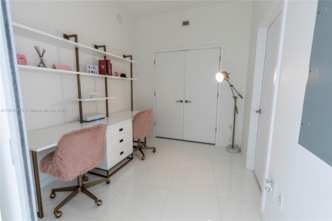 Condo in Miami, Florida, 1 bedroom  № 1758601 - photo 14