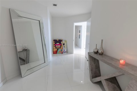 Condo in Miami, Florida, 1 bedroom  № 1758601 - photo 2