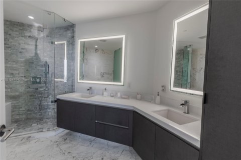 Condo in Miami, Florida, 1 bedroom  № 1758601 - photo 11