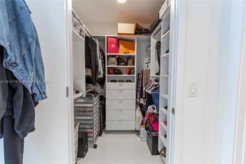 Condo in Miami, Florida, 1 bedroom  № 1758601 - photo 16
