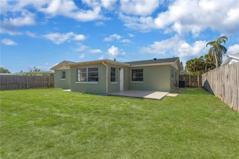 House in Holiday, Florida 3 bedrooms, 107.4 sq.m. № 2122485 - photo 18