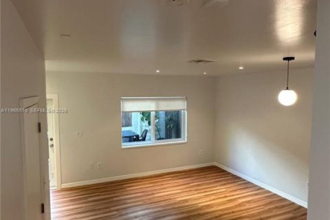 Adosado en alquiler en Miami, Florida, 2 dormitorios, 78.97 m2 № 2031947 - foto 3