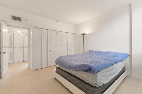 Condo in Miami, Florida, 2 bedrooms  № 1863723 - photo 21
