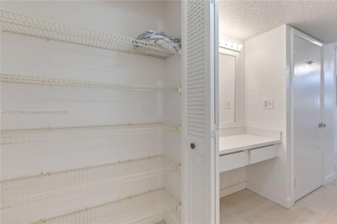 Condo in Miami, Florida, 2 bedrooms  № 1863723 - photo 17