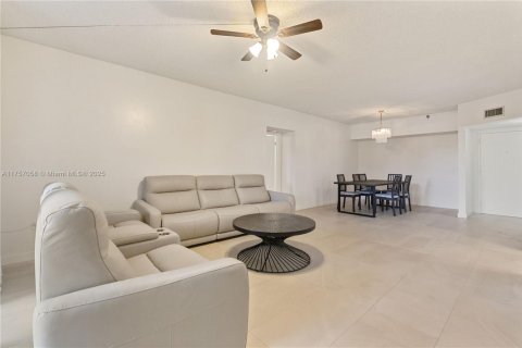 Condo in Miami, Florida, 2 bedrooms  № 1863723 - photo 1