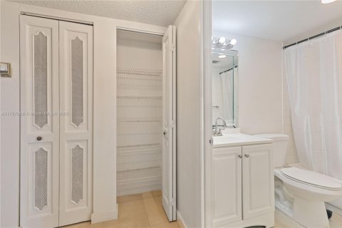 Condo in Miami, Florida, 2 bedrooms  № 1863723 - photo 23