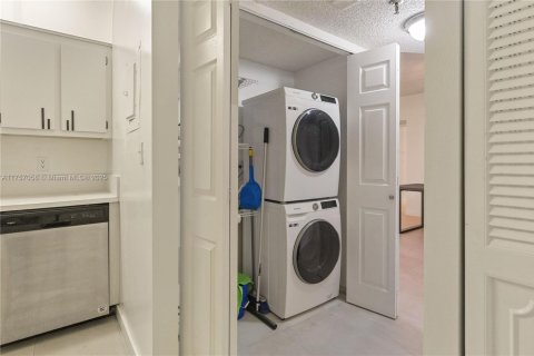 Condo in Miami, Florida, 2 bedrooms  № 1863723 - photo 11