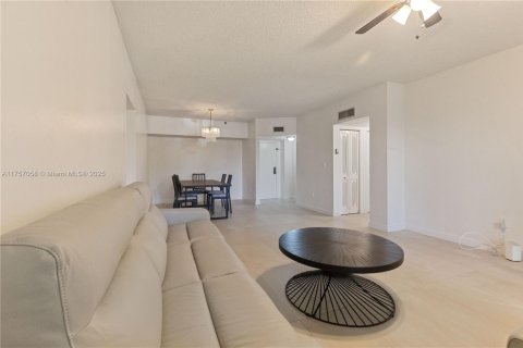 Condo in Miami, Florida, 2 bedrooms  № 1863723 - photo 3