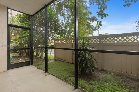 Condo in Miami, Florida, 2 bedrooms  № 1863723 - photo 5