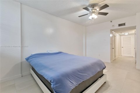 Condo in Miami, Florida, 2 bedrooms  № 1863723 - photo 12