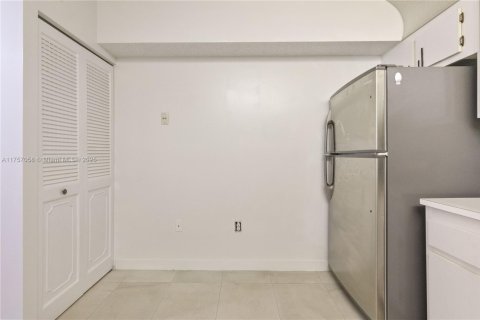 Condo in Miami, Florida, 2 bedrooms  № 1863723 - photo 9