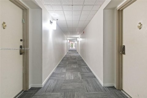 Condo in Miami, Florida, 2 bedrooms  № 1863723 - photo 24