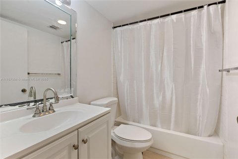 Condo in Miami, Florida, 2 bedrooms  № 1863723 - photo 22