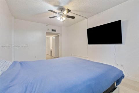 Condo in Miami, Florida, 2 bedrooms  № 1863723 - photo 13