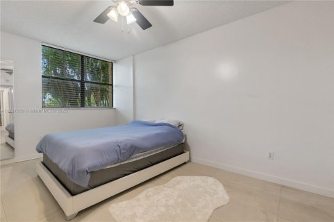 Condo in Miami, Florida, 2 bedrooms  № 1863723 - photo 19