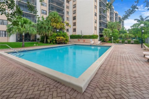 Condo in Miami, Florida, 2 bedrooms  № 1863723 - photo 26