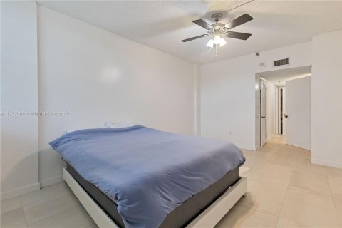 Condo in Miami, Florida, 2 bedrooms  № 1863723 - photo 14