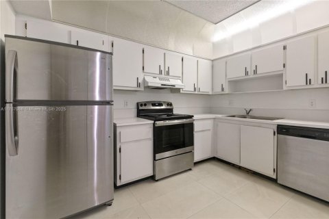 Condo in Miami, Florida, 2 bedrooms  № 1863723 - photo 8