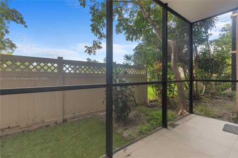 Condo in Miami, Florida, 2 bedrooms  № 1863723 - photo 6
