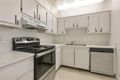 Condo in Miami, Florida, 2 bedrooms  № 1863723 - photo 7